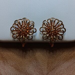 Vintage Trifari gold tone 3d flower clip on earrings